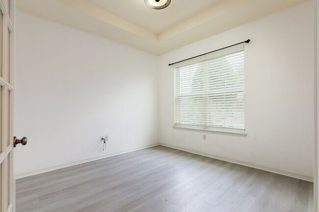 Building Photo - Swimming pool in Community here in this great 3 bdrm home!
