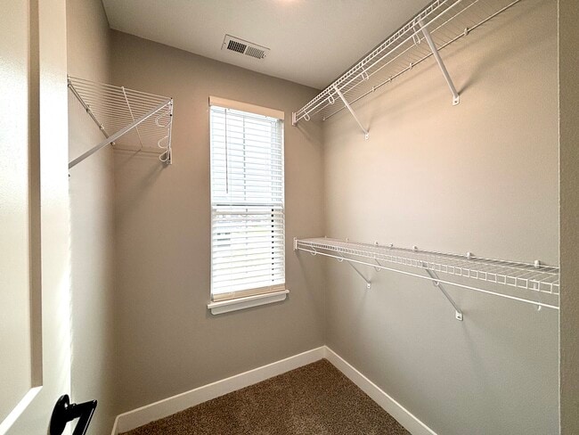 Building Photo - 1502 NE Savana Dr