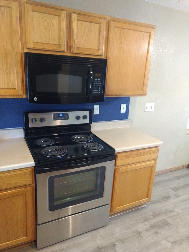 Building Photo - 3 Bedroom 2 Bath House in Thornton Available Now!