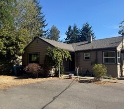 Building Photo - 2 Bed/ 1 Bath Cape Cod Upper Unit House in...