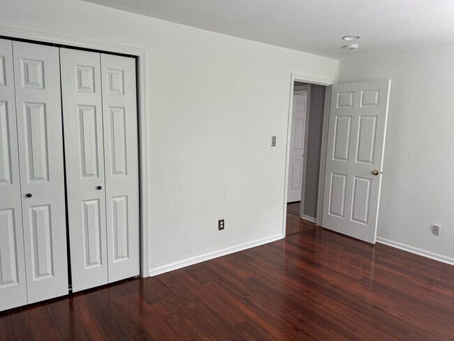 Building Photo - 1303 Golden Pl