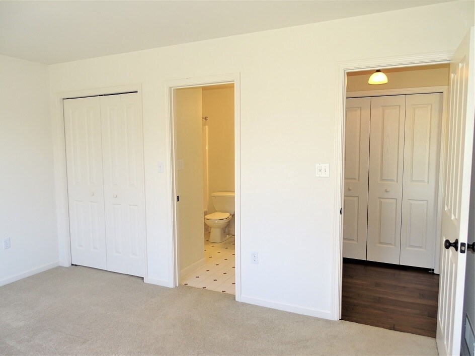 Building Photo - 1009 Bond St