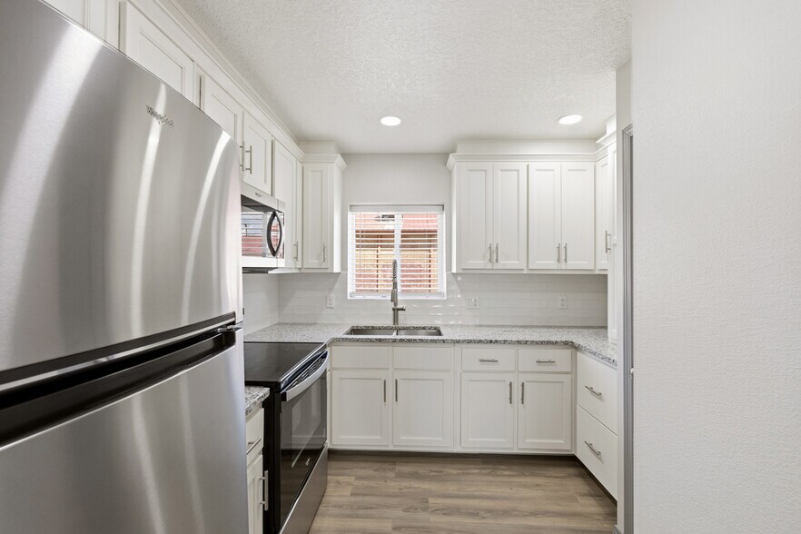 Building Photo - 855 W Castillo Ave