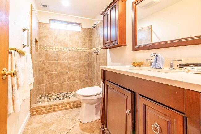 Building Photo - Centrally located one bedroom, one bath ho...
