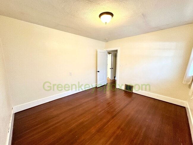Building Photo - Huge 3 Bedroom 2 Bathroom House in Heart o...