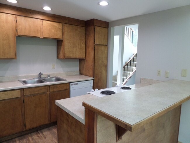 Building Photo - Super Cute 3 Bedroom Duplex with Fenced Ba...