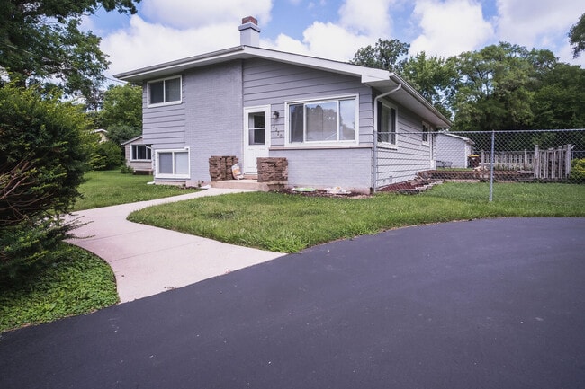 Primary Photo - 4320 Bayview Dr