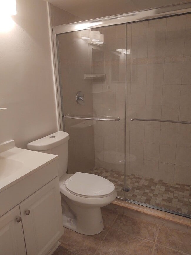 Building Photo - Lovely Condo for rent  ( New Lower Price)