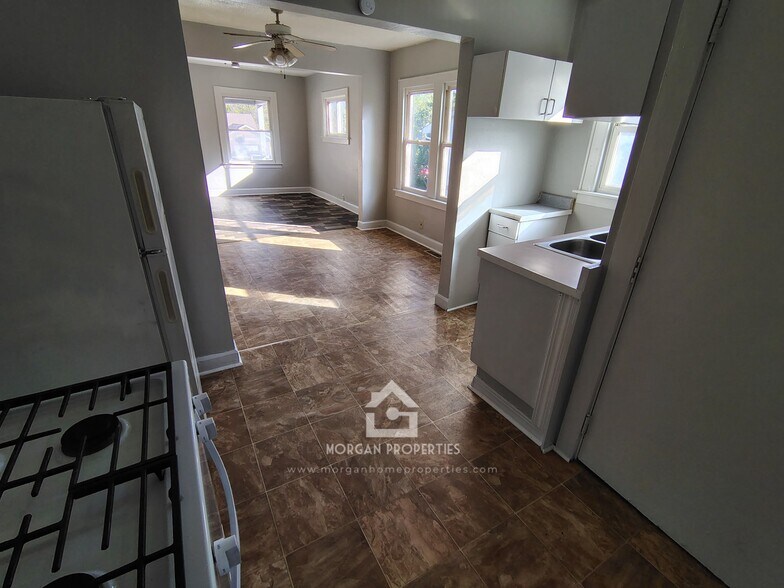 Building Photo - 1323 W 10th St