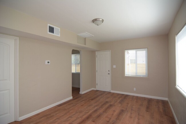 Building Photo - Remodeled 1 Bedroom 1 Bath Home! Great Wes...