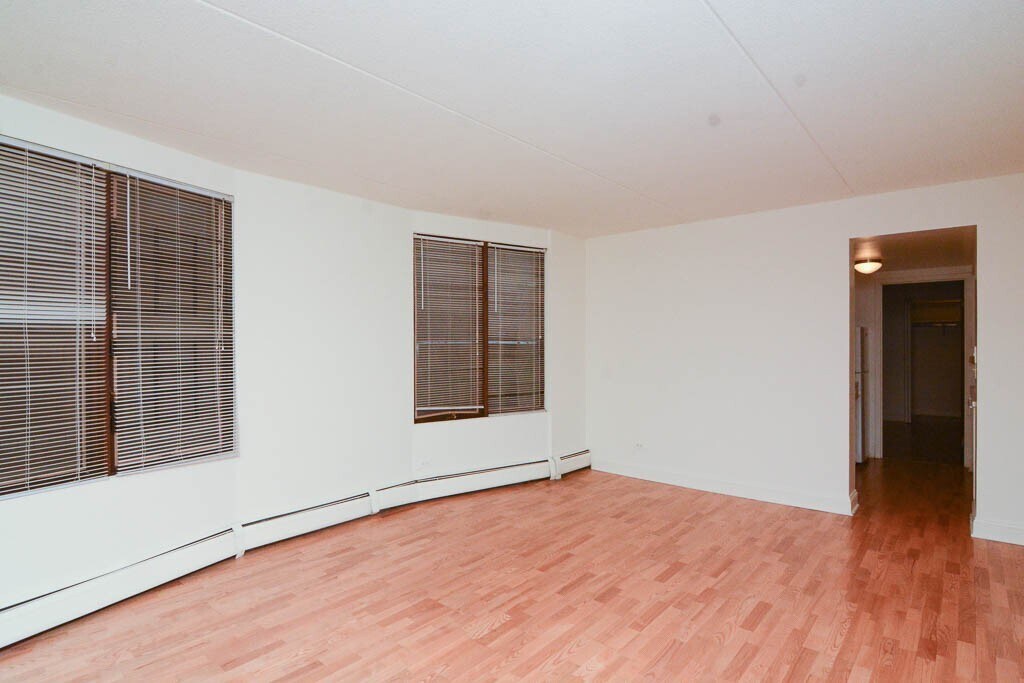 Building Photo - 622 W Wellington Ave