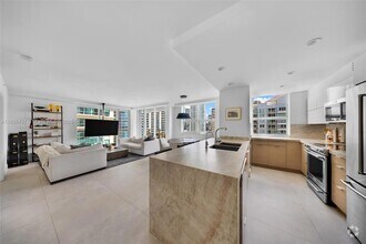 Building Photo - 1155 Brickell Bay Dr