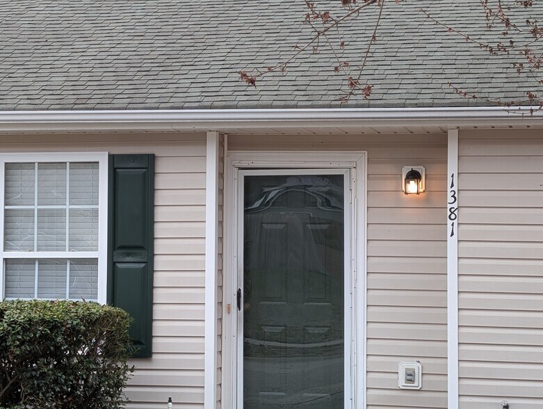 Building Photo - 1381 Pinnacle Ln