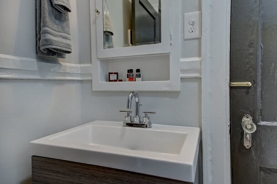 Building Photo - 518 Lamar Ave