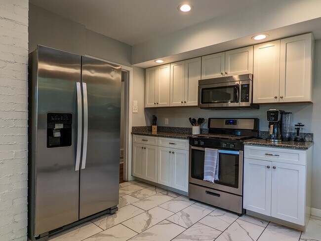 Building Photo - 600 Woodside Rd