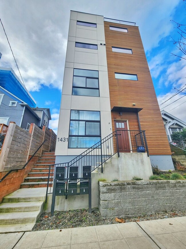 Building Photo - Beautiful 2 Bed 1.75 Bath Townhome in Central District