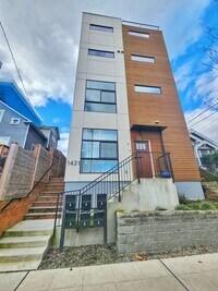 Building Photo - Beautiful 2 Bed 1.75 Bath Townhome in Central District