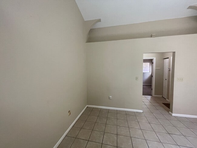 Building Photo - Discover the charm of Napier Oaks with this delightful 2-bedroom, 2-bathroom condo, perfectly sit...