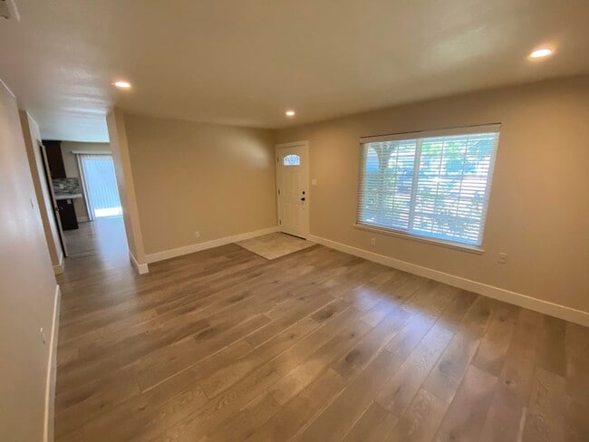 Building Photo - Charming 3 Bedroom 2 Bath Home in Rosemont Open House Thursday July 23rd 3:00-3:30 PM