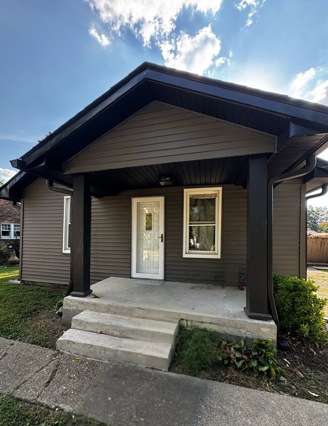 Primary Photo - Charming home in Clarksville Indiana (Unde...