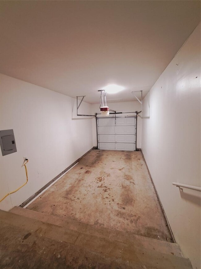 Building Photo - 6703 Hill Oaks Dr