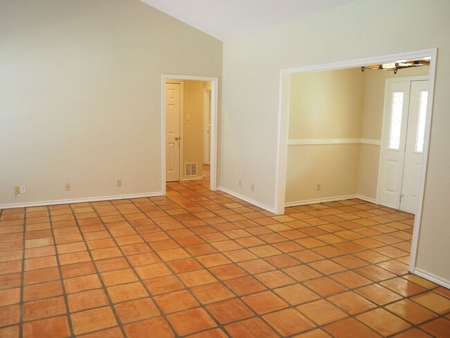 Building Photo - 5 Bed 4 Bath in Pilot Point