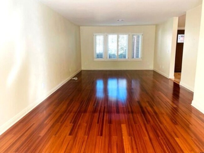 Building Photo - Gorgeous Bonita  home with a pool