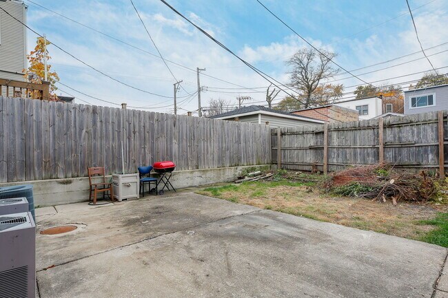 Building Photo - 2820 N Sacramento Ave