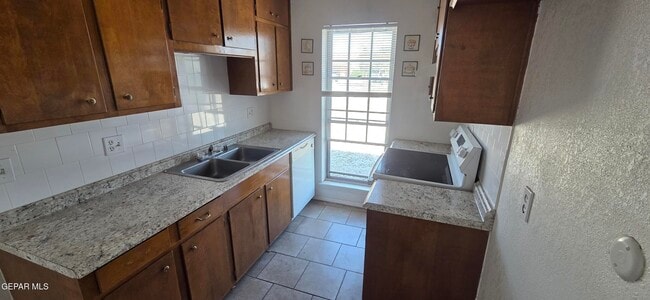 Building Photo - 8502 Mettler Dr