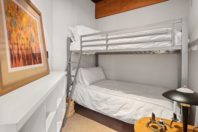 Building Photo - 164 Eastwood Rd