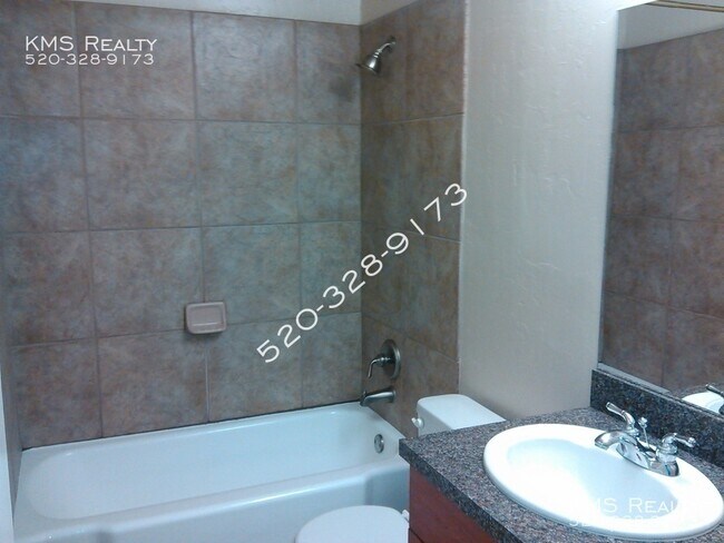 Building Photo - 2525 N Alvernon Way