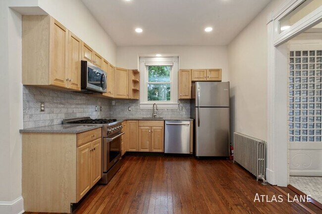 Building Photo - Professionally Managed & Recently Renovate...