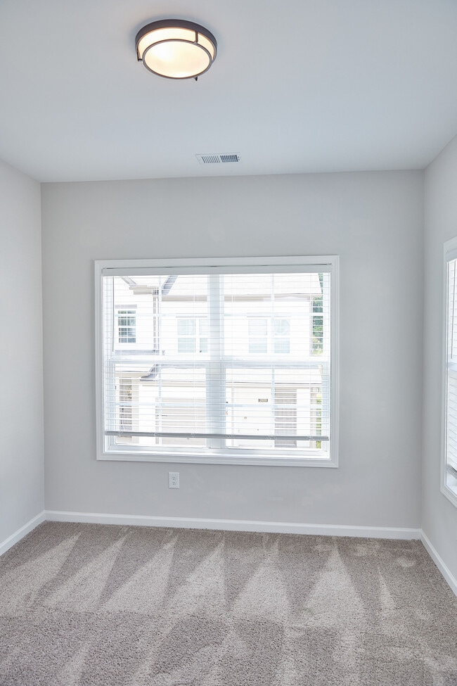 Building Photo - 2890 Regal Park Dr NW
