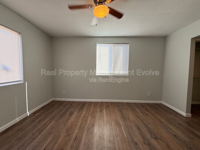 Building Photo - 1336 E Mountain View Rd