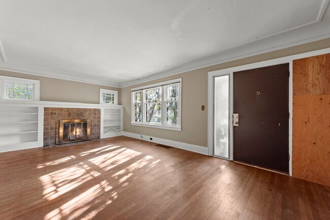 Building Photo - Private Room in Spacious 7-Bedroom, 3-Bath...