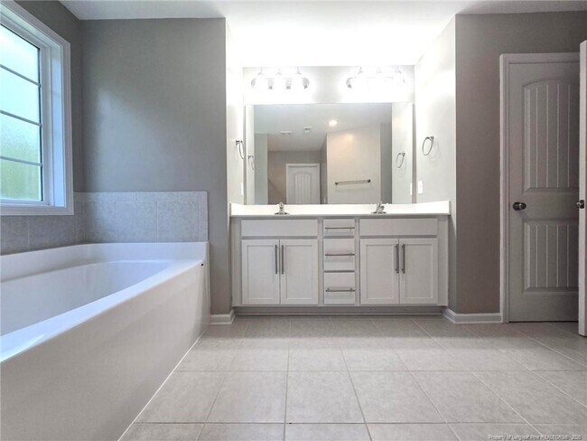 Building Photo - 7018 Summerlin Dr