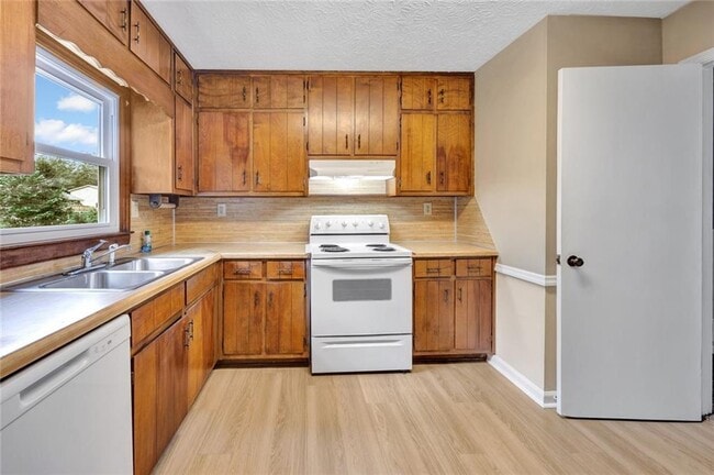 Building Photo - 905 Rambling Rose Ct NW
