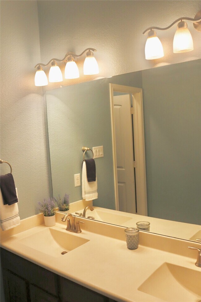 Building Photo - 5627 S Denham Ridge Ln