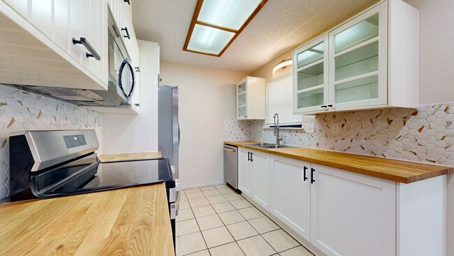 Building Photo - REMODELED 3 BEDROOM 2 BATH ALL TILE HOUSE!!!