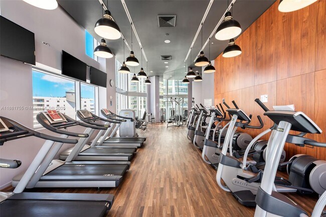 Building Photo - 1300 Brickell Bay Dr