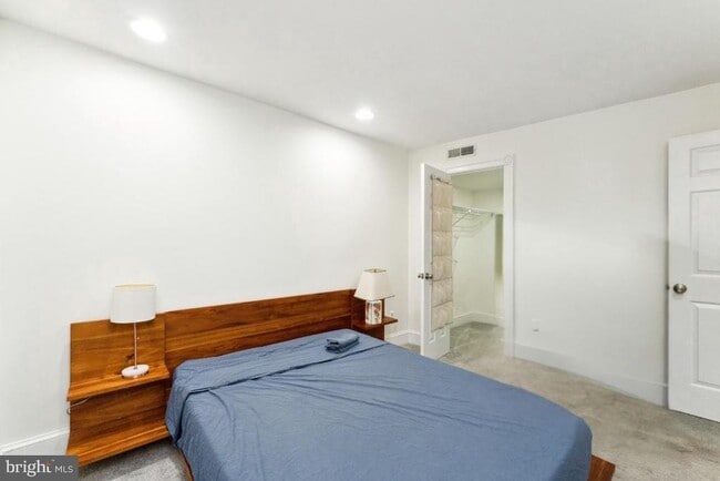 Building Photo - 902 D St SE