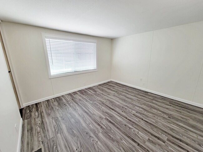 Building Photo - 3 Bedroom 2 Bath in Munds Park with AC!