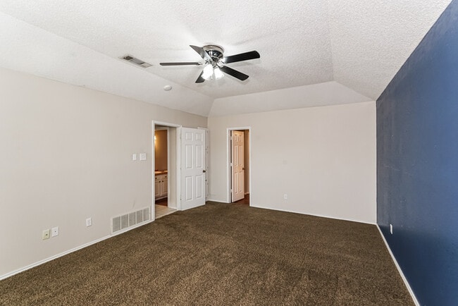 Building Photo - 806 Love Wood Ln