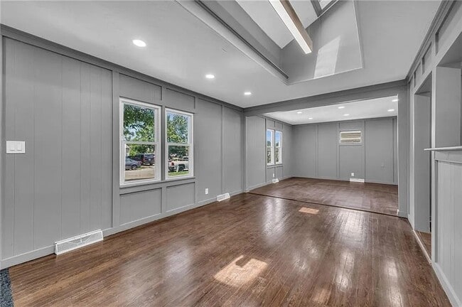 Building Photo - 114 N Emma St