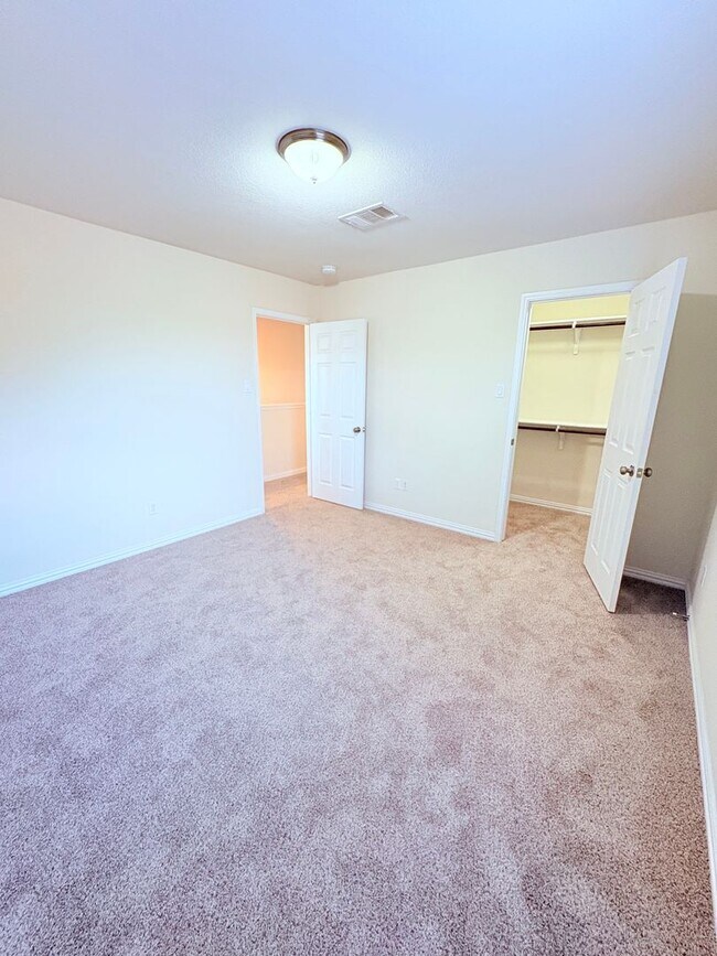 Building Photo - Large Home In Preston Village