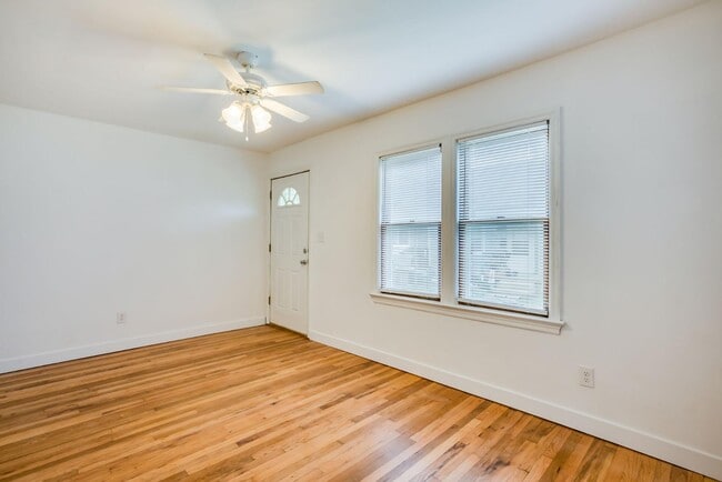 Building Photo - 415 E 6th St