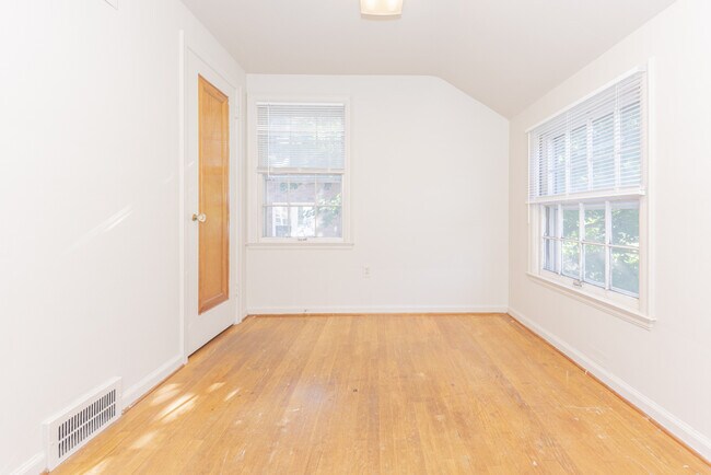 Building Photo - 909 E Ann St