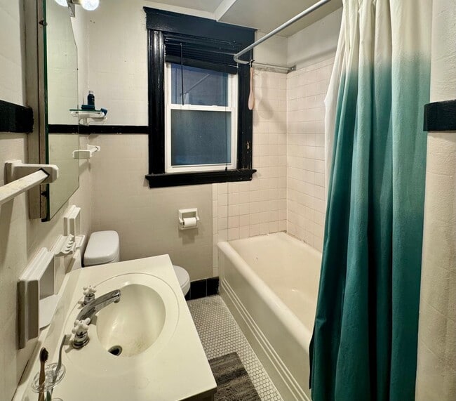 Building Photo - 2430 Fairview Ave