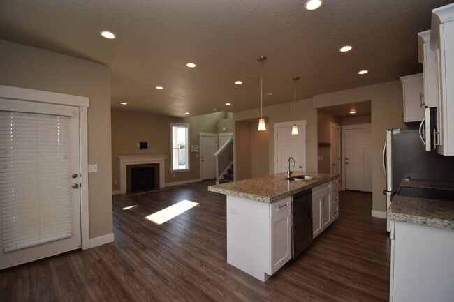 Building Photo - Charming 4 bed Sandy Home, with HOA in Fantastic Location!!!