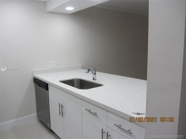 Building Photo - 8160 Geneva Ct